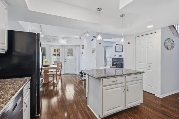 $389,900 | 492 Victoria Lane, Wood Dale, IL 60191