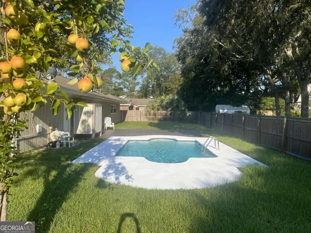 a view of a backyard