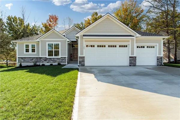 $479,900 | 303 Southwest 17th Street, Oak Grove, MO 64075