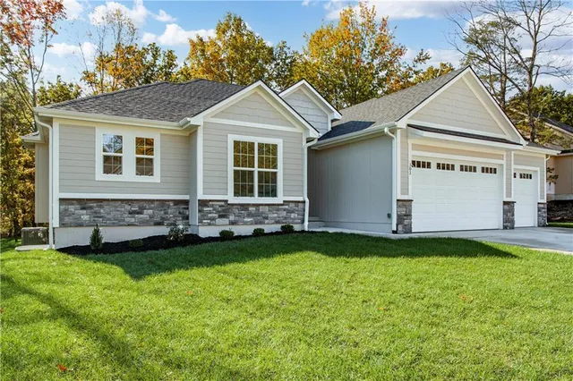 $499,763 | 303 Southwest 17th Street, Oak Grove, MO 64075