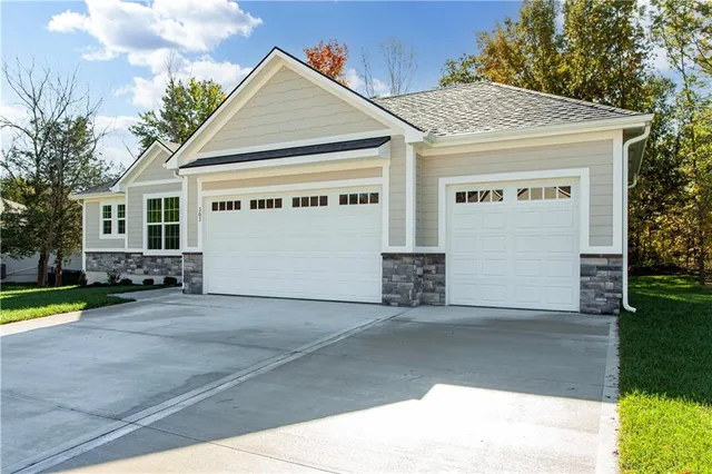 $499,763 | 303 Southwest 17th Street, Oak Grove, MO 64075