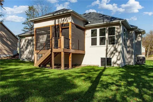 $499,763 | 303 Southwest 17th Street, Oak Grove, MO 64075