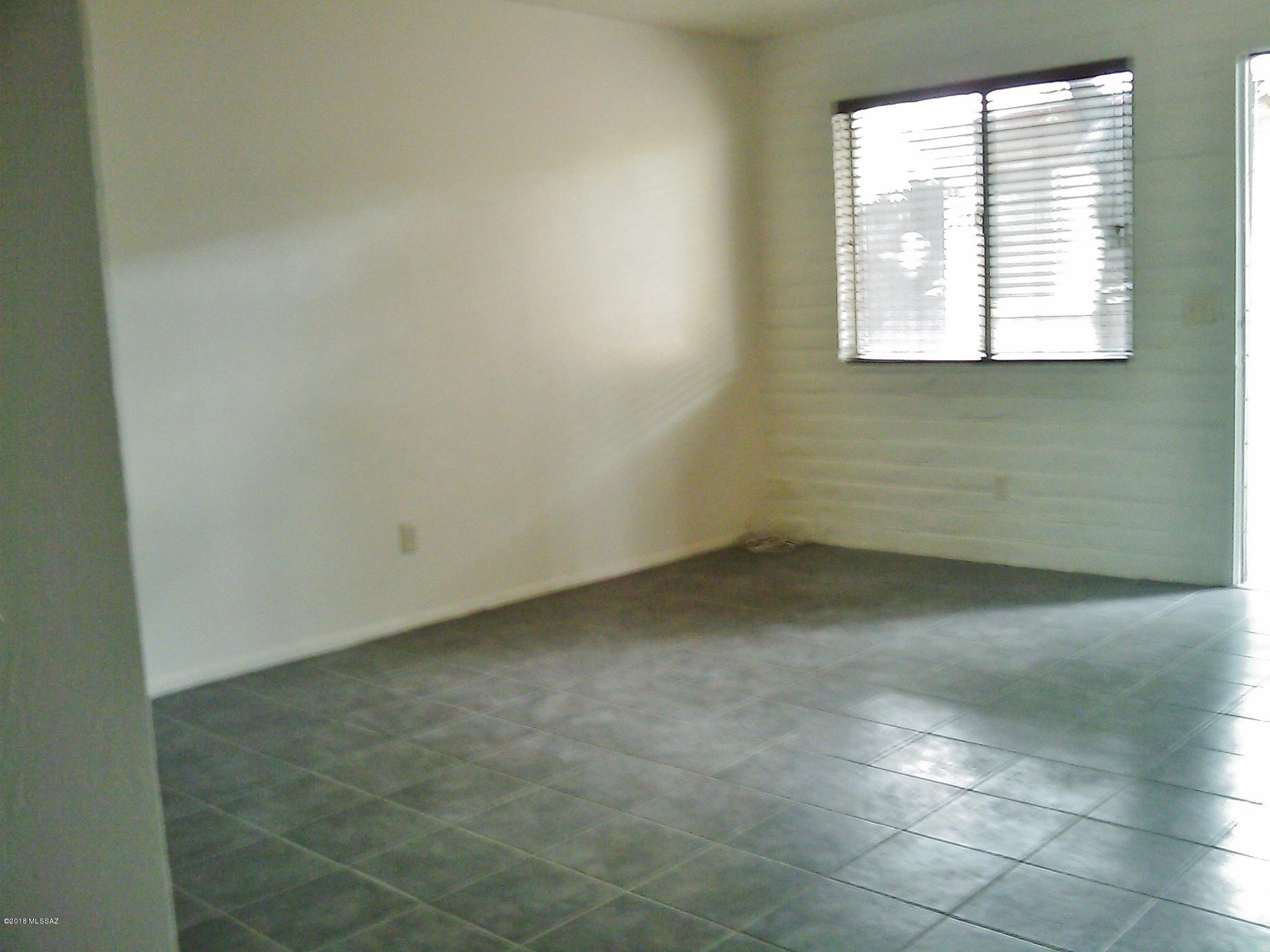 124 West Rillito Street Tucson, AZ 85705 - Photo 12 of 15 an empty room with a window