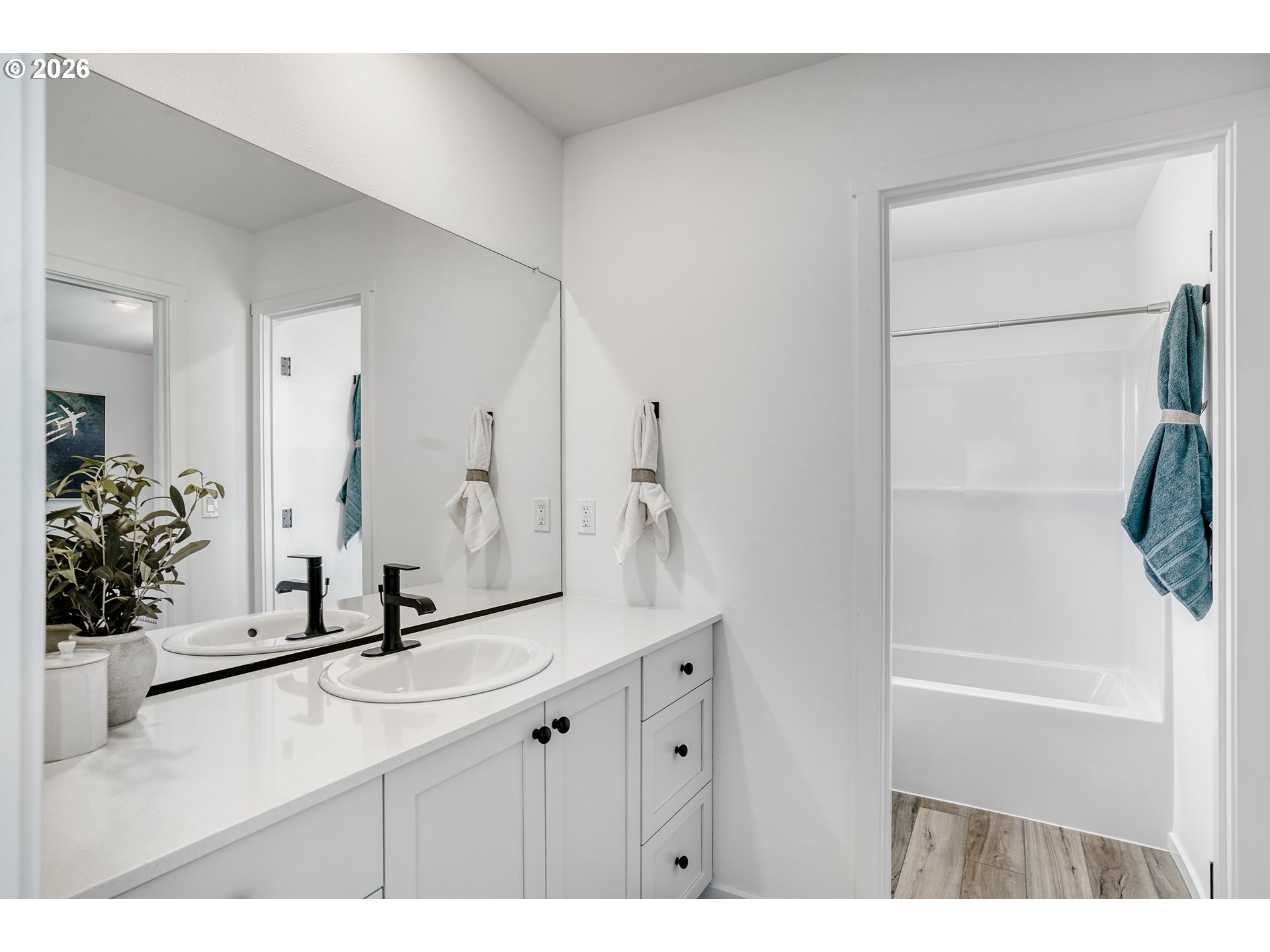 531 Spring Street Woodburn, OR 97071 - Photo 18 of 23 Attached Bathroom #3