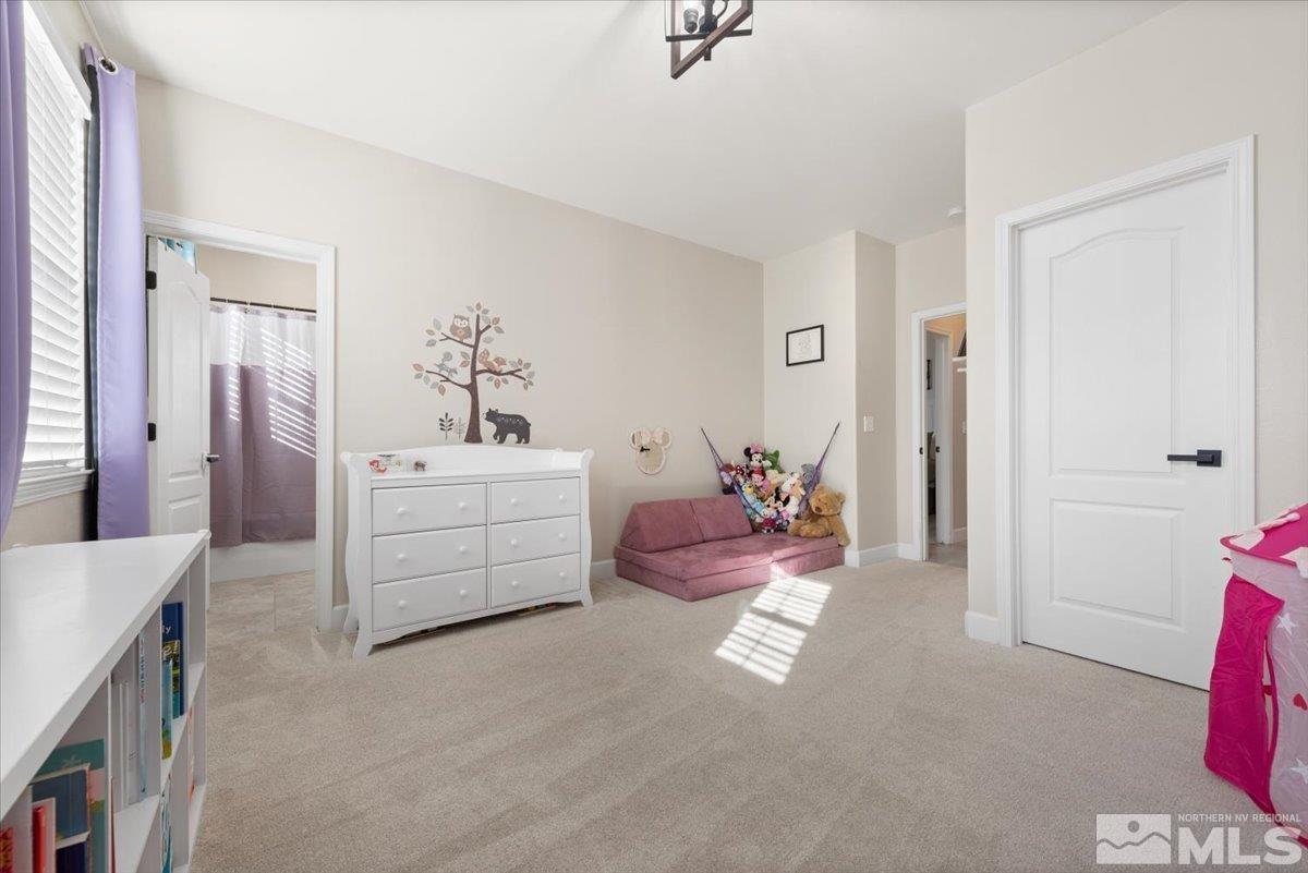2711 McCauley Ranch Boulevard Reno, NV 89521 - Photo 26 of 40 a spacious bedroom with a bed and a couch