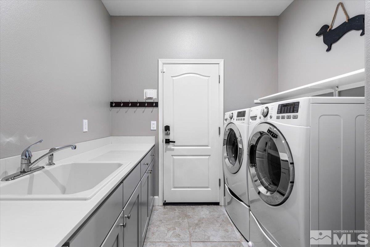 2711 McCauley Ranch Boulevard Reno, NV 89521 - Photo 34 of 40 a utility room with sink dryer and washer