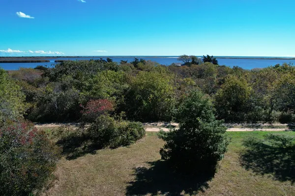 $2,500,000 | 2 Other House Road, Chilmark, MA 02535