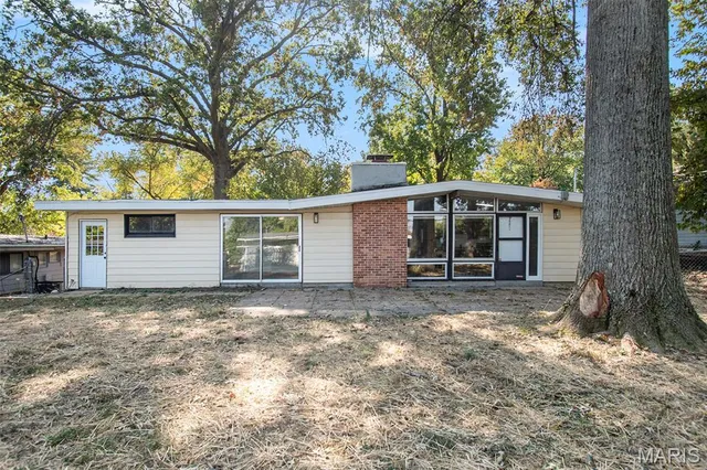 $199,900 | 13 Bayberry Lane, Florissant, MO 63033