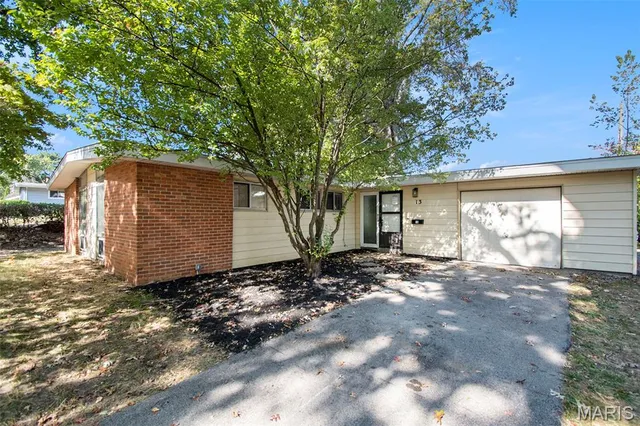 $199,900 | 13 Bayberry Lane, Florissant, MO 63033
