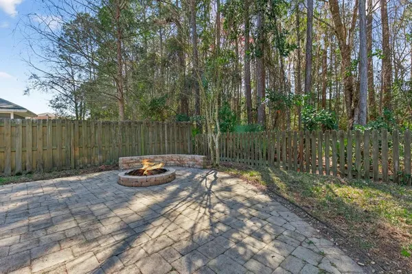 a view of a back yard
