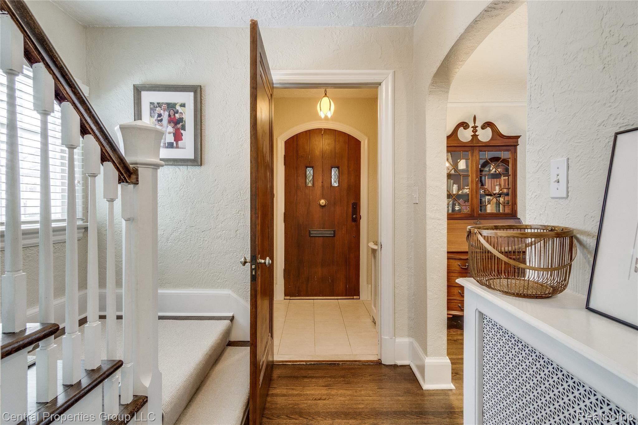 168 Hamilton Road Bloomfield Hills, MI 48301 - Photo 4 of 46 Front entry way of the home.