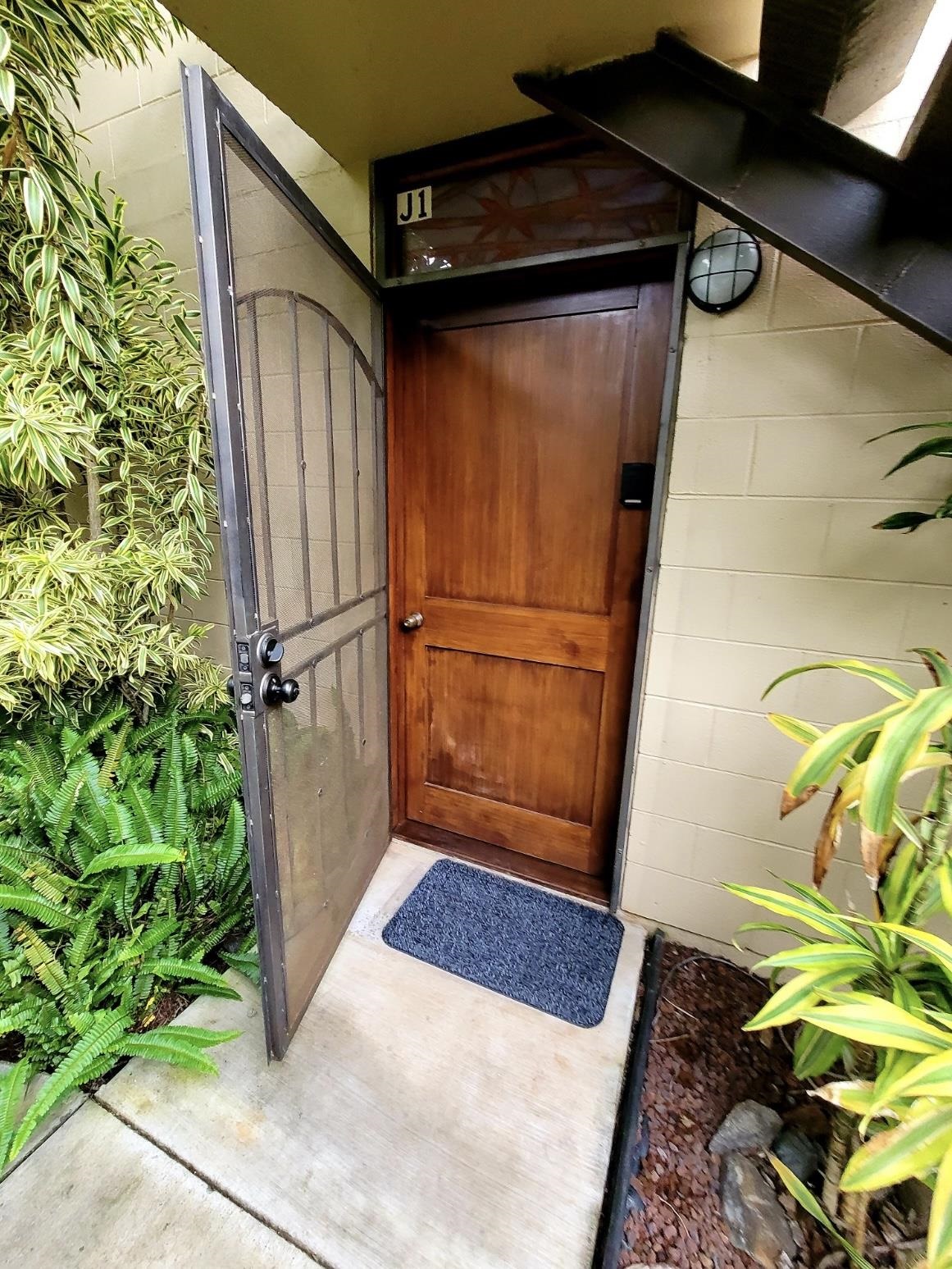 120 Hui F Road, Unit J1 Lahaina, HI 96761 - Photo 18 of 36 a view of walk in entryway with wooden floor