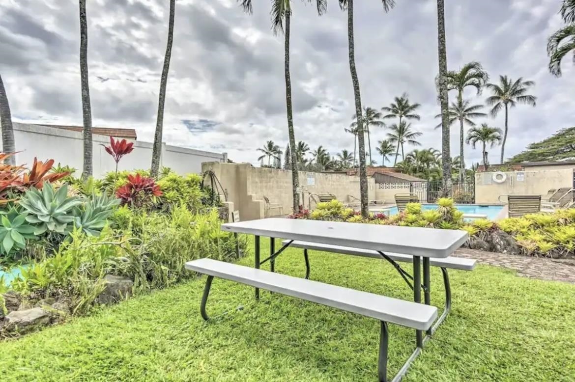 120 Hui F Road, Unit J1 Lahaina, HI 96761 - Photo 32 of 36 a view of a sitting area with chairs