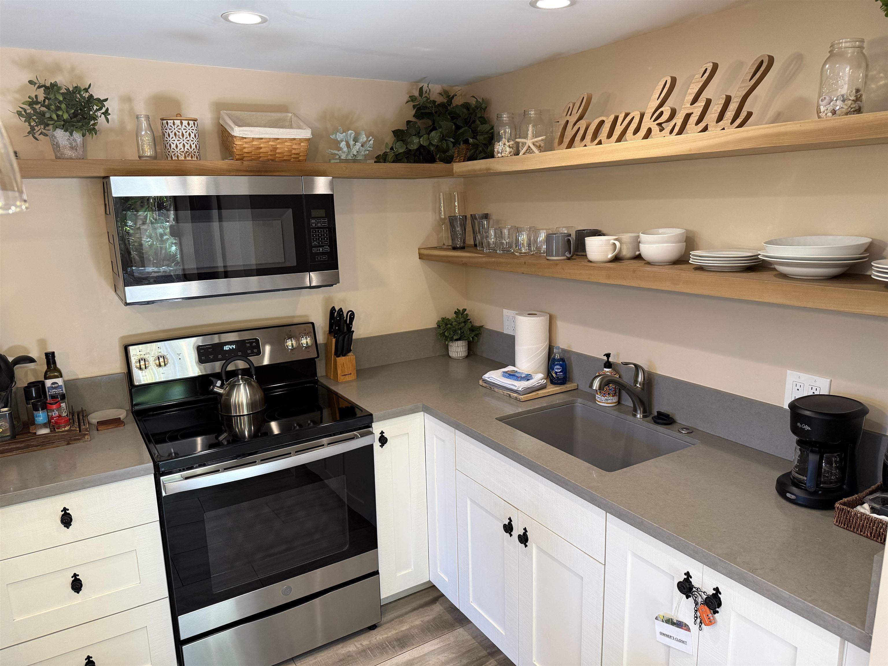 120 Hui F Road, Unit J1 Lahaina, HI 96761 - Photo 4 of 36 a kitchen with a sink and cabinets