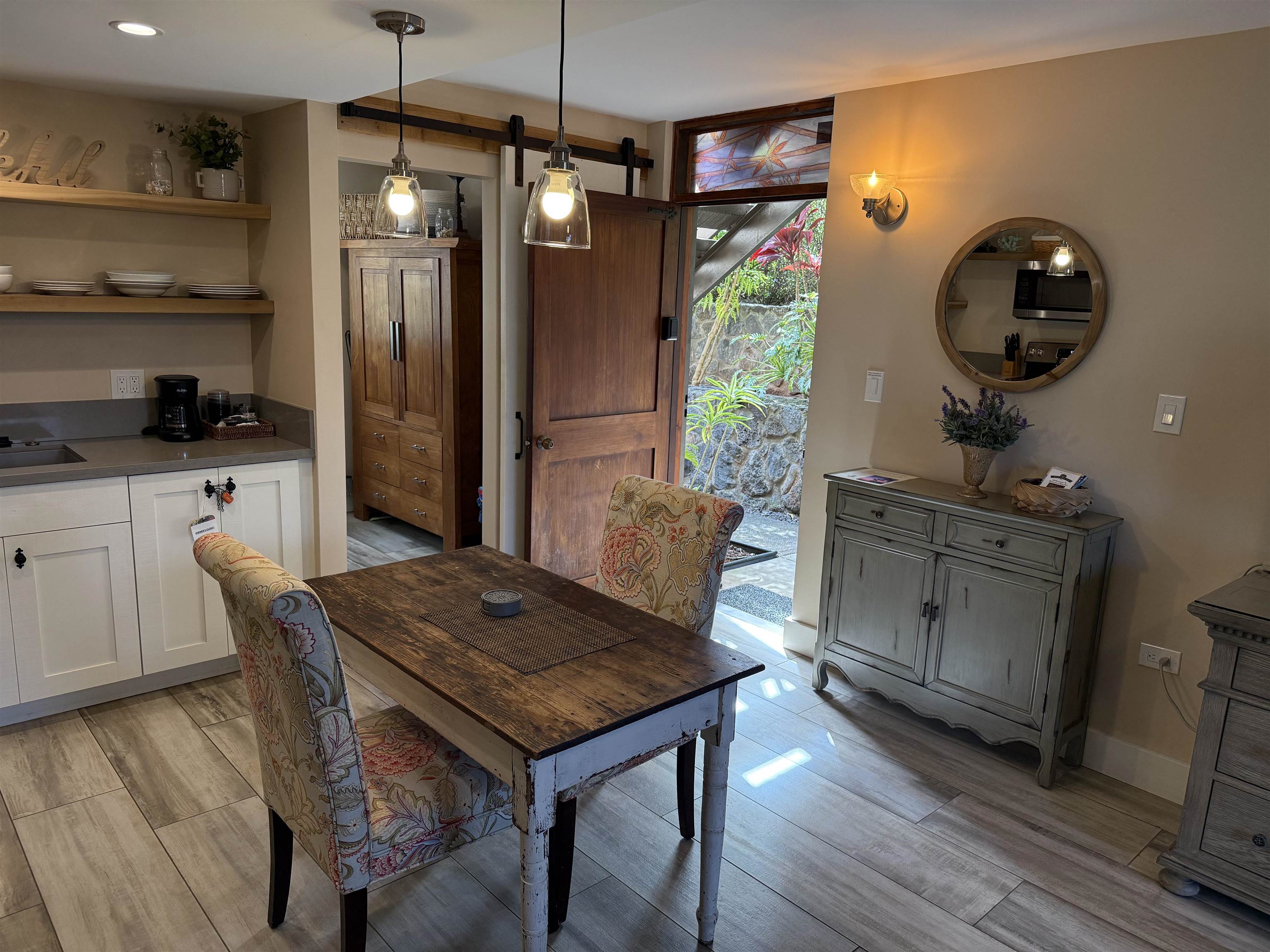 120 Hui F Road, Unit J1 Lahaina, HI 96761 - Photo 6 of 36 a kitchen with a table and chairs in it