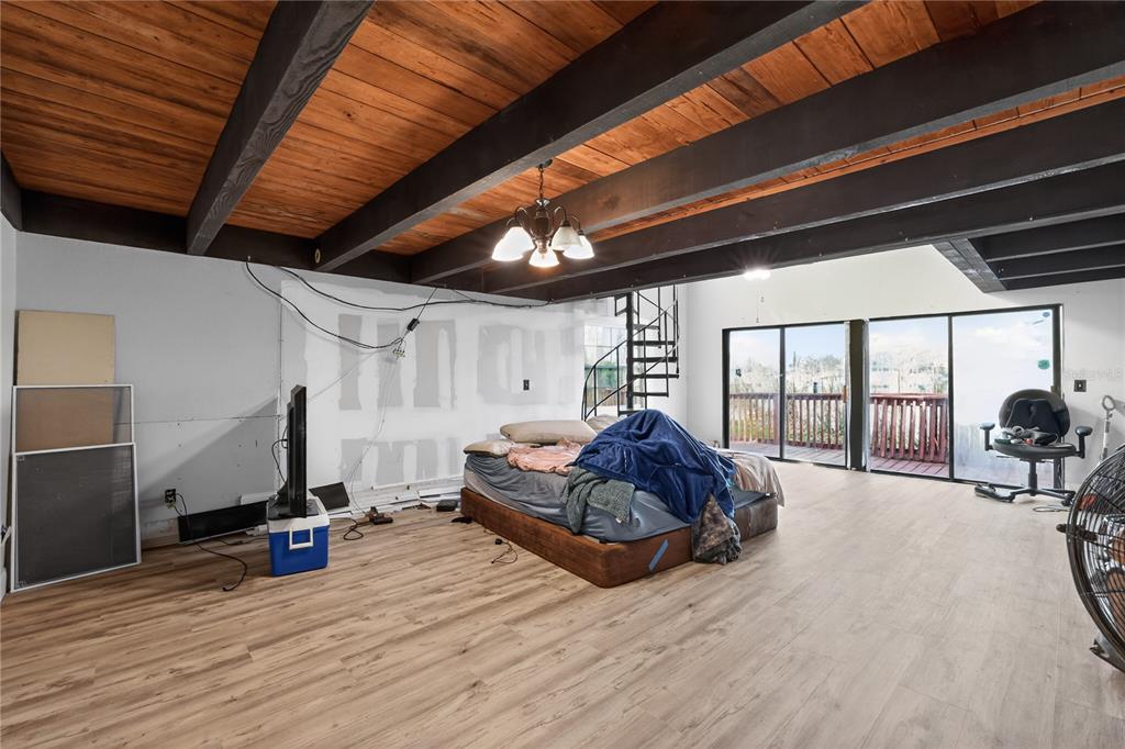 8111 North Mobley Road Odessa, FL 33556 - Photo 21 of 42 a living room with furniture gym equipment and a large window