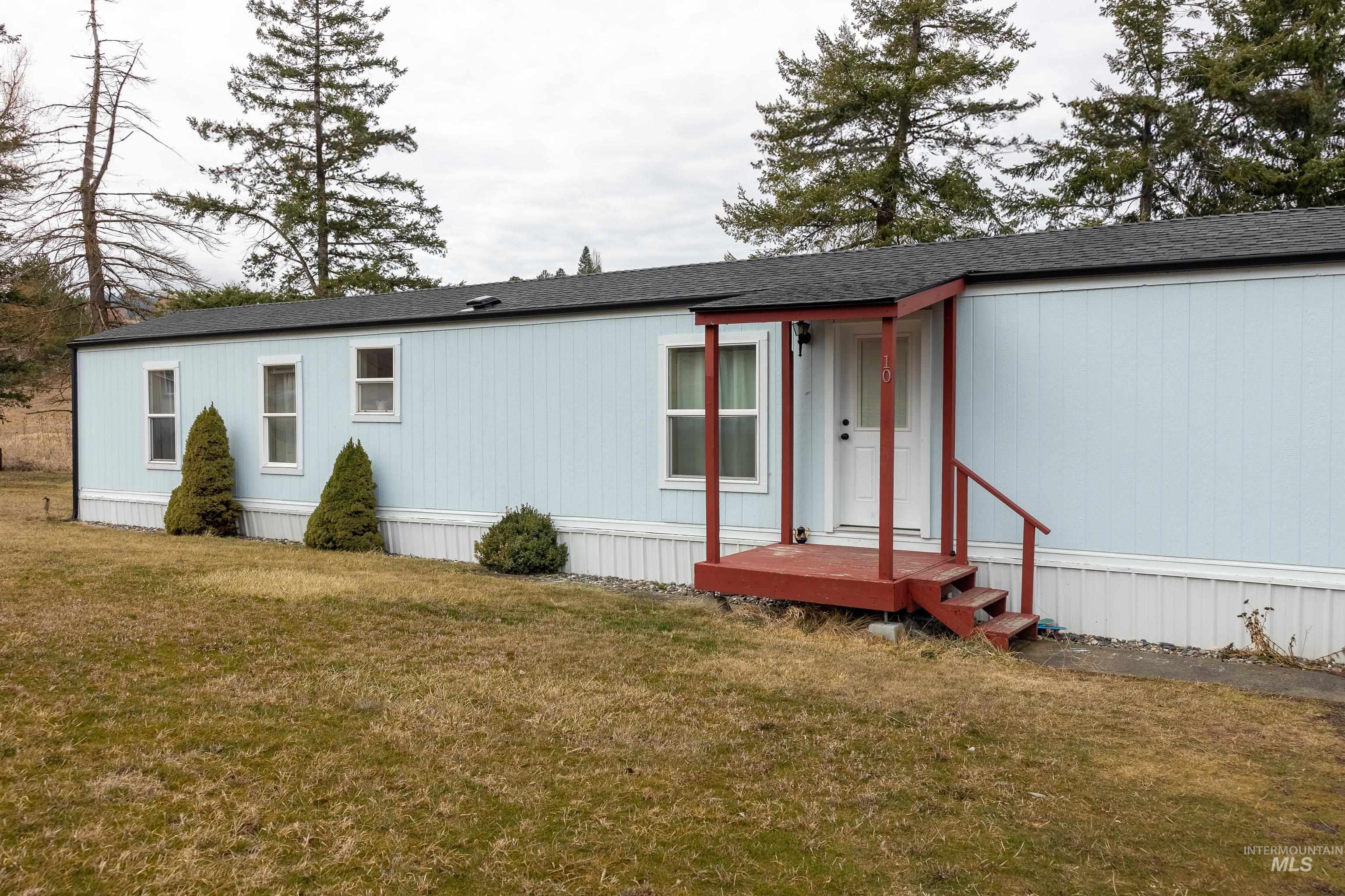 4325 Lenville Road, Unit 10 Moscow, ID 83843 - Photo 1 of 21 Manufactured / mobile home featuring a front yard and a shingled roof