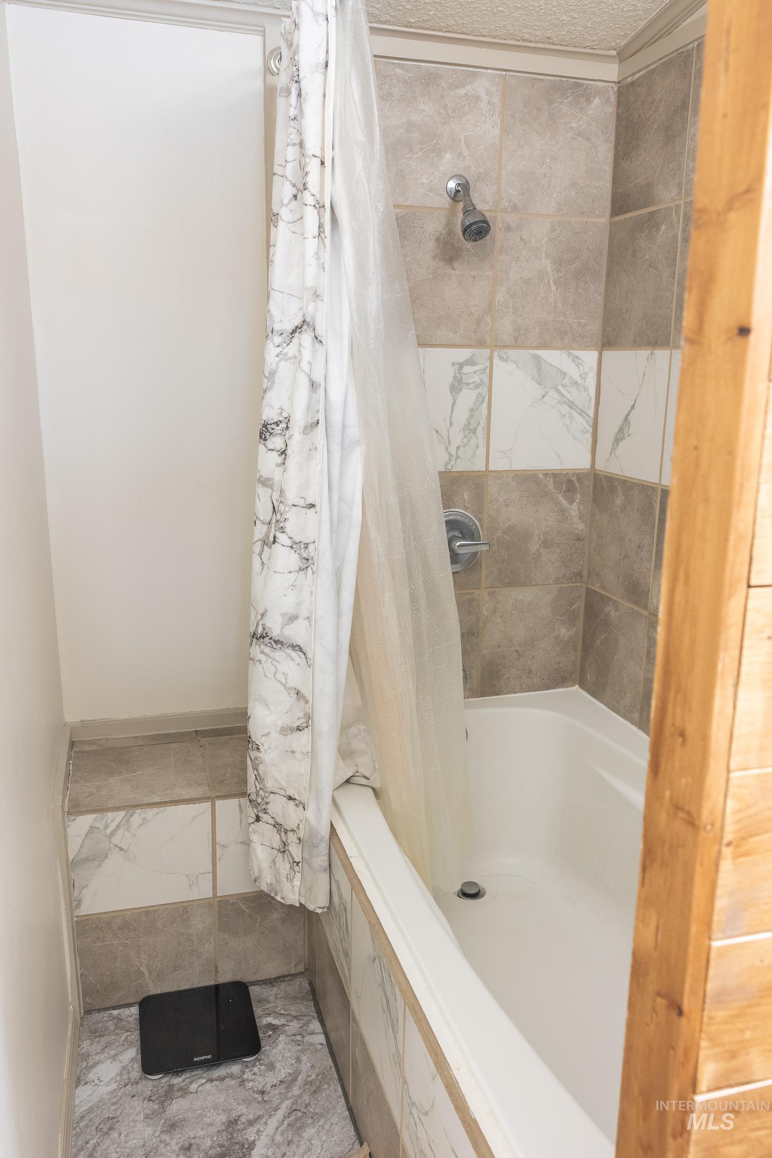 4325 Lenville Road, Unit 10 Moscow, ID 83843 - Photo 14 of 21 Full bath with tiled shower / bath combo and baseboards