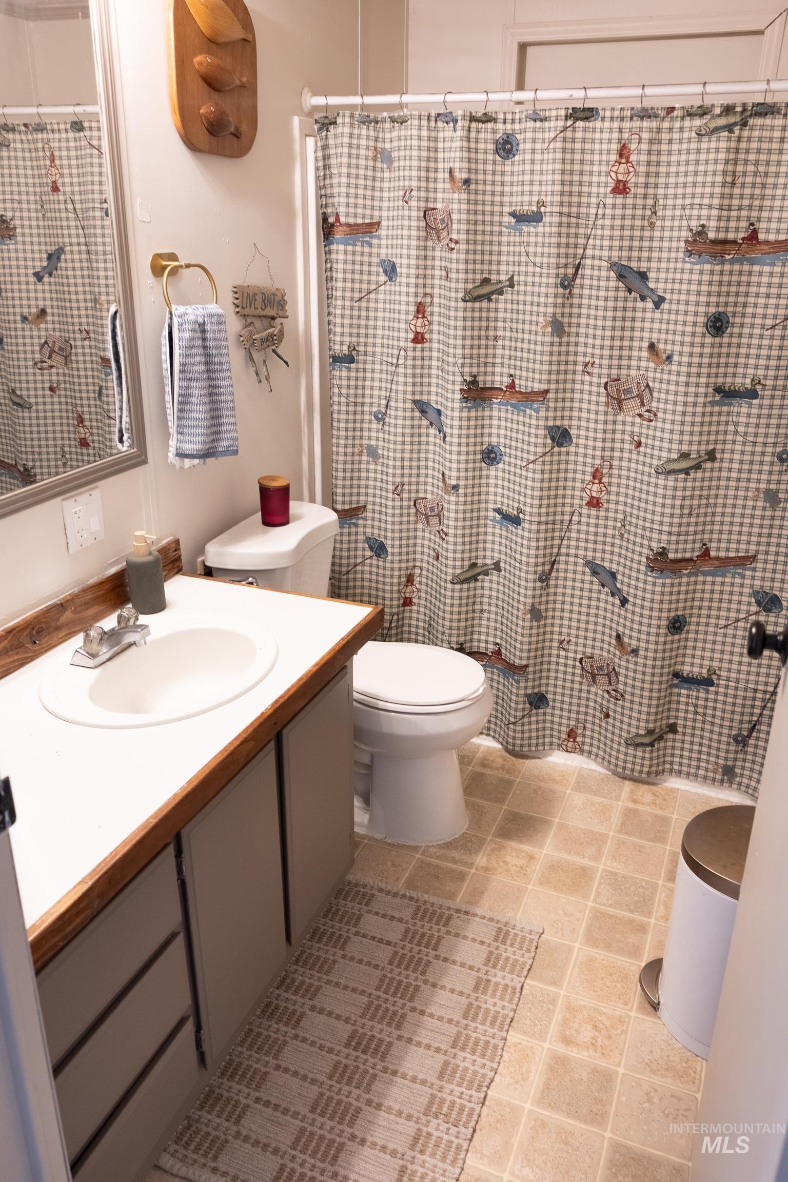 4325 Lenville Road, Unit 10 Moscow, ID 83843 - Photo 6 of 21 Full bathroom with vanity and a shower with curtain