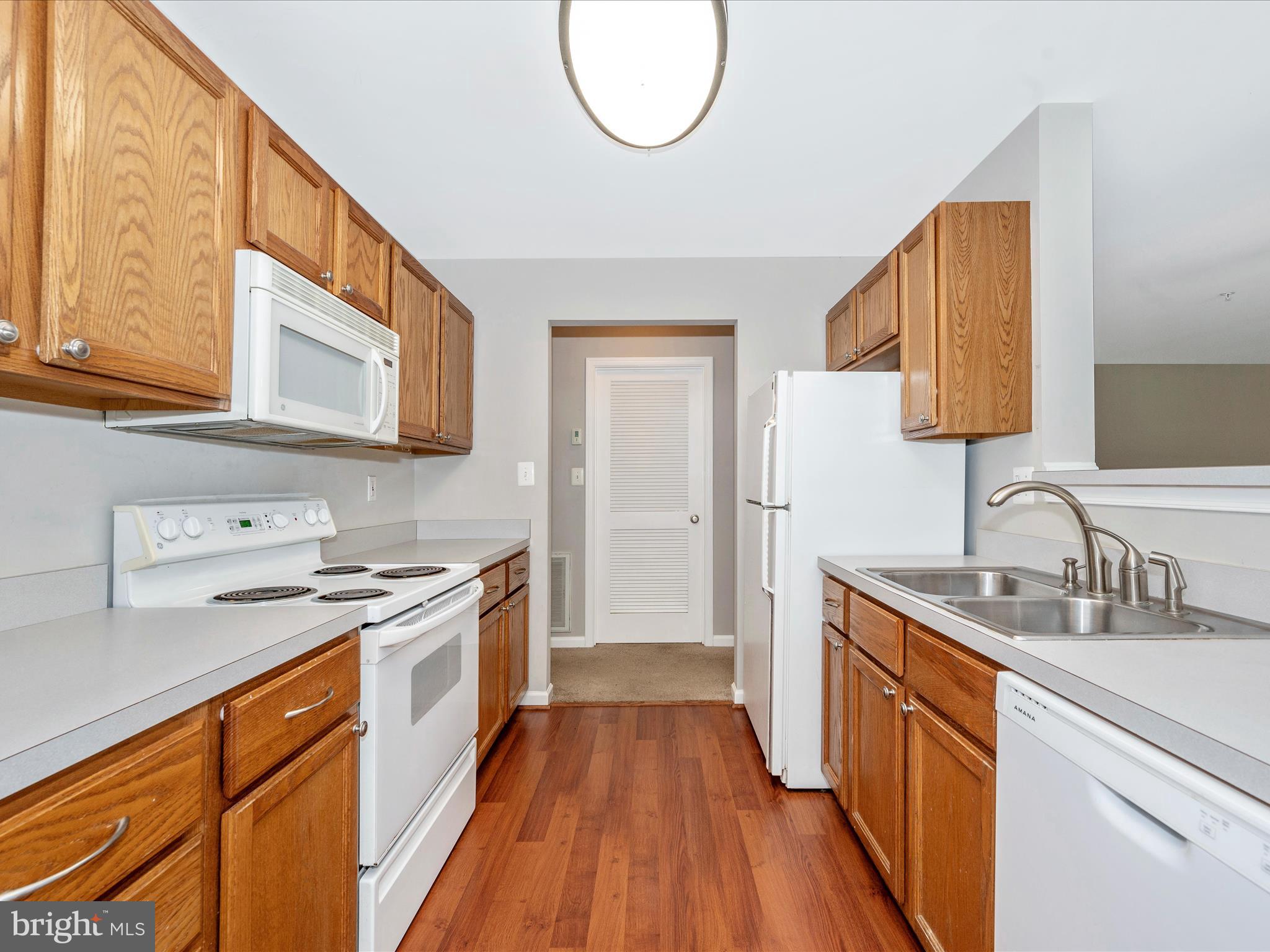 25910 Ridge Manor Drive, Unit 1000G Damascus, MD 20872 - Photo 17 of 41 Kitchen