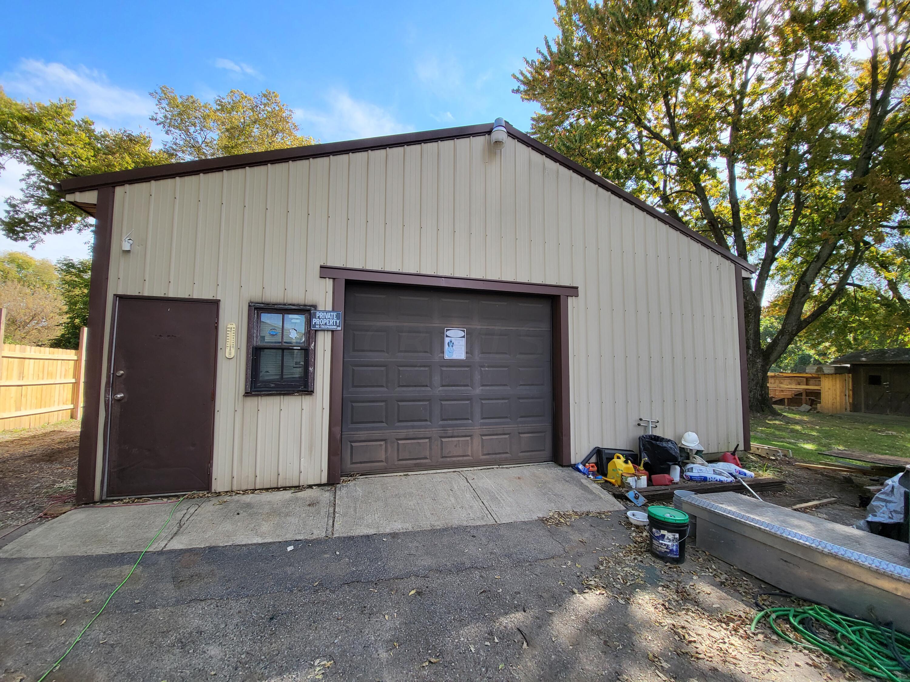 2590 Lockbourne Road Columbus, OH 43207 - Photo 7 of 13 Garage