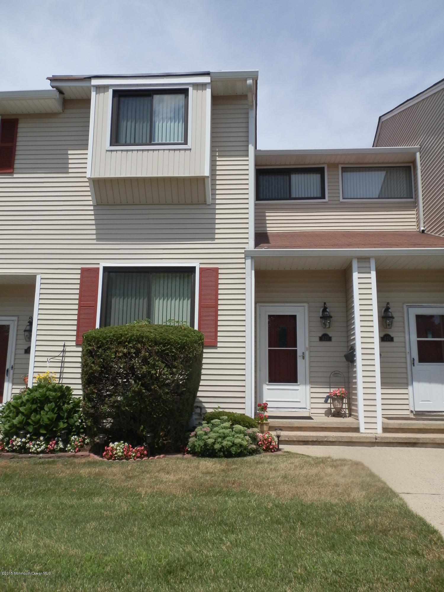 423 Middlewood Road Middletown, NJ 07748 - Photo 3 of 24 front view of a house