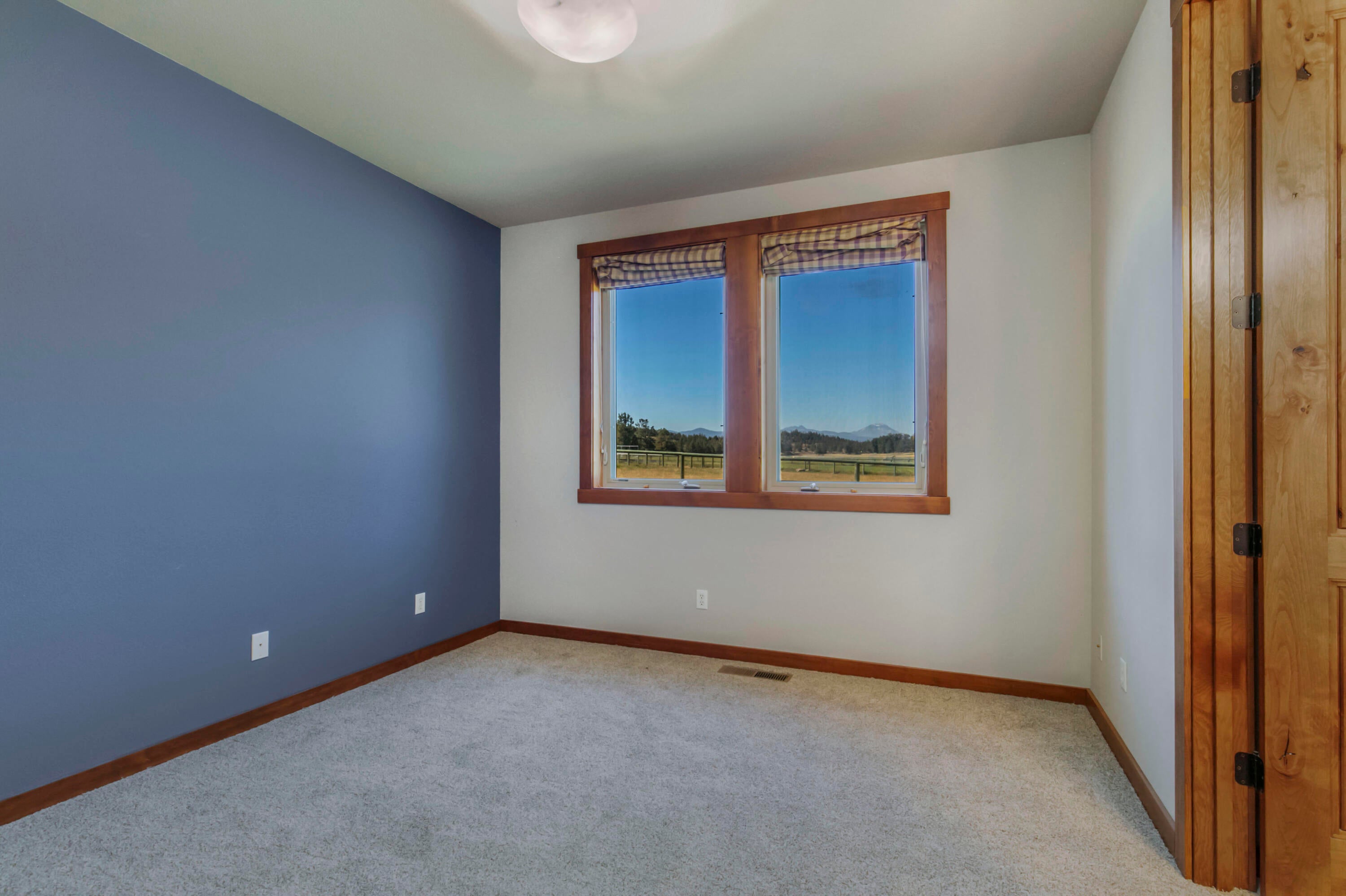 19460 Dayton Road Bend, OR 97703 - Photo 16 of 34 Second primary suite