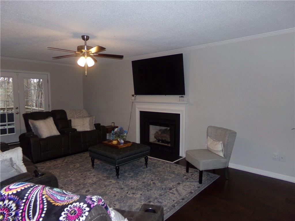 626 Creekridge Road Eden, NC 27288 - Photo 8 of 22 Living Room