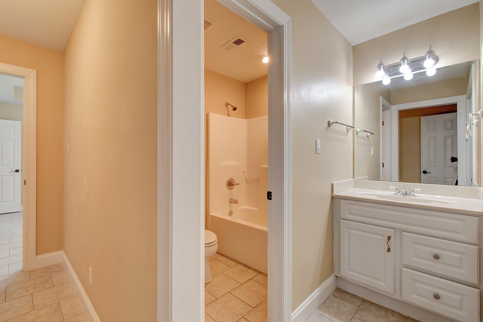 550 Lakeside Road Vonore, TN 37885 - Photo 22 of 40 Lower Level Hall Bathroom