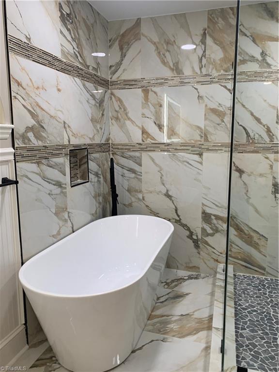 438 Old Farm Road Thomasville, NC 27360 - Photo 11 of 20 Primary bath , soaking tub