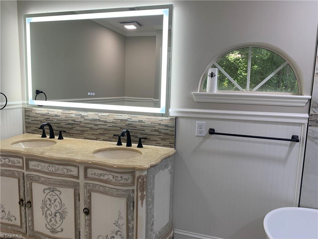 438 Old Farm Road Thomasville, NC 27360 - Photo 13 of 20 Hall bath