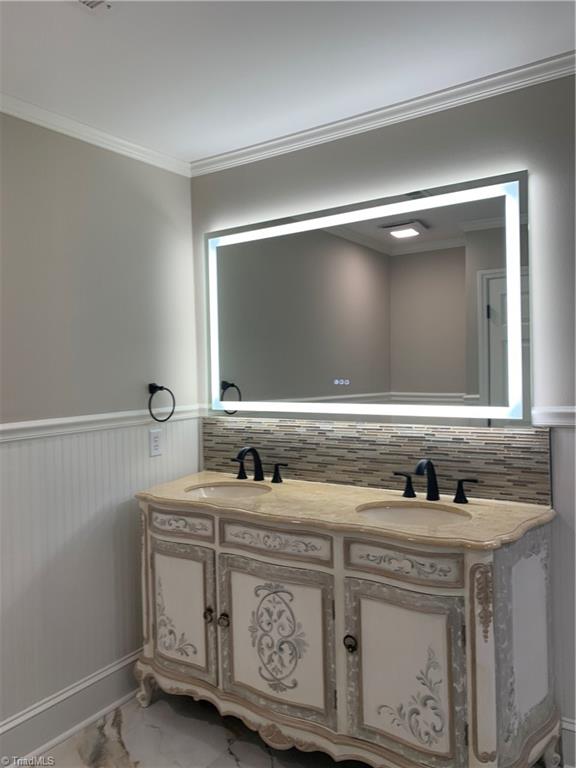 438 Old Farm Road Thomasville, NC 27360 - Photo 10 of 20 Hallway bath, lighted mirror