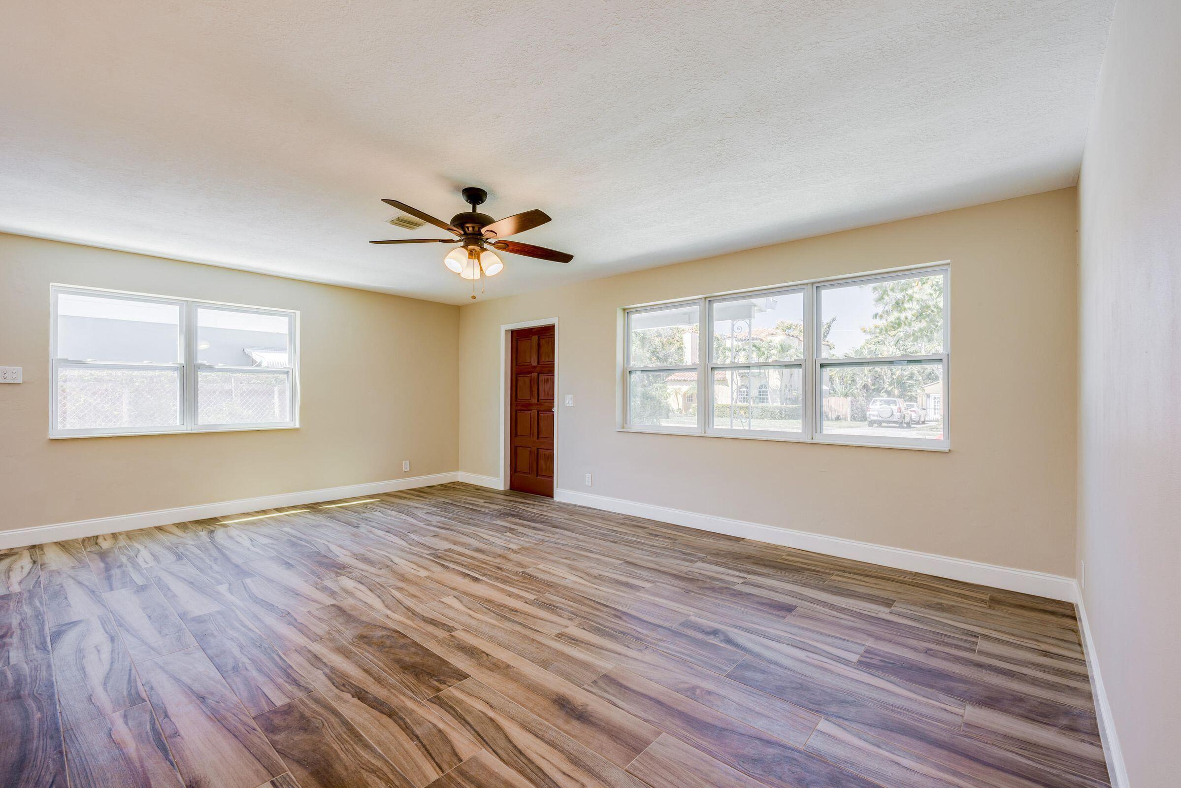 1012 Sunset Road West Palm Beach, FL 33401 - Photo 5 of 35 4 (2)