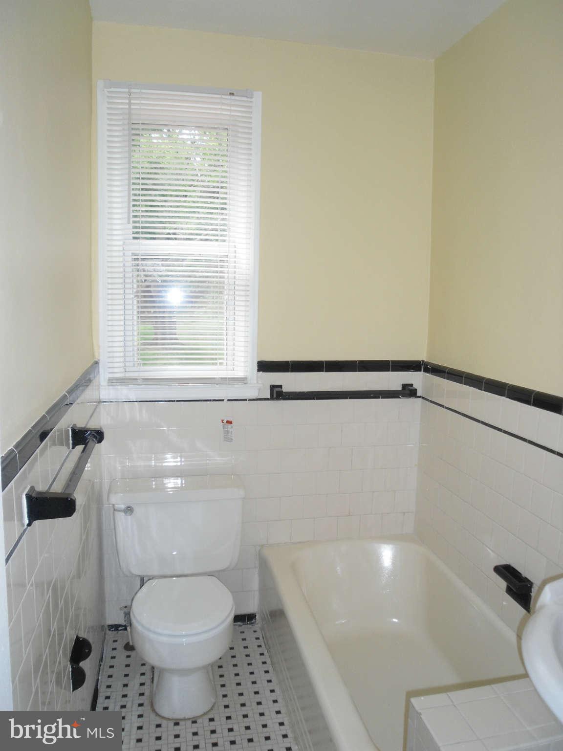 3913 Hilton Road Baltimore, MD 21215 - Photo 11 of 22 Bath