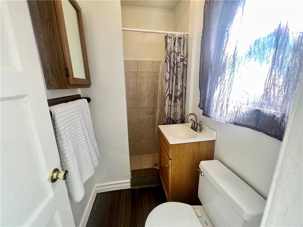 13992 Lakeshore Drive Clearlake, CA 95422 - Photo 25 of 35 a bathroom with a sink toilet and tub