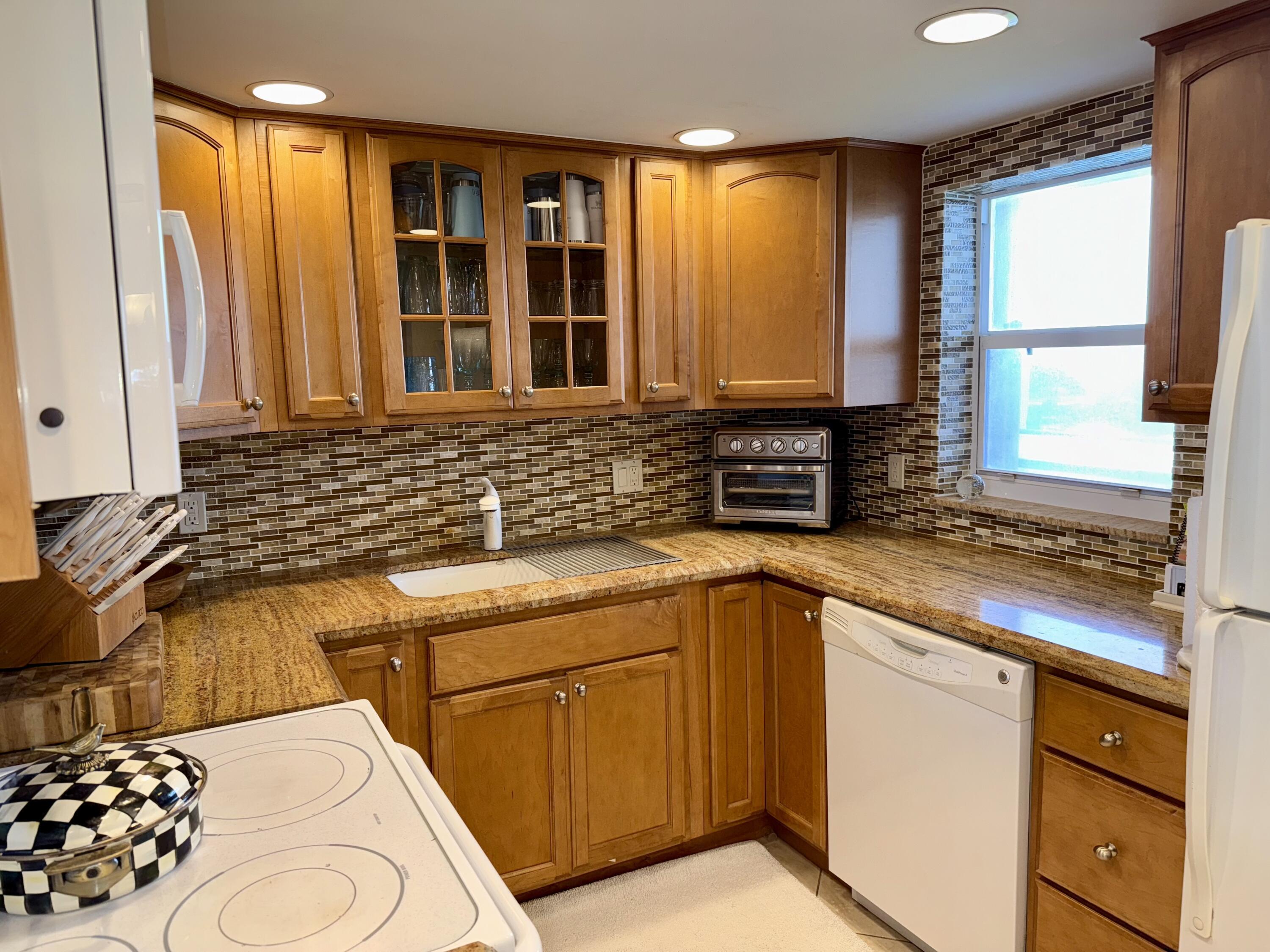 336 Golfview Road, Unit 718 North Palm Beach, FL 33408 - Photo 9 of 25 IMG_3574
