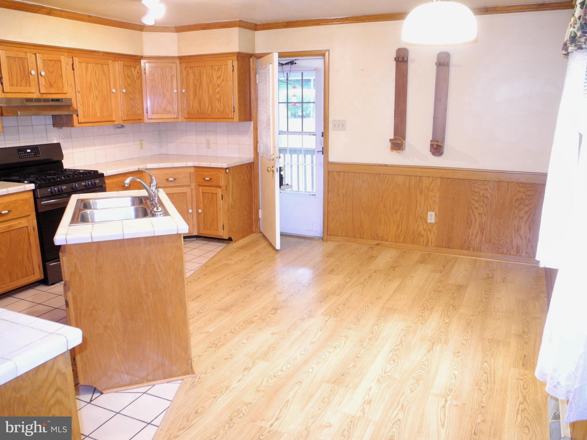 13204 Draper Road Clear Spring, MD 21722 - Photo 3 of 44 Eating area in kitchen
