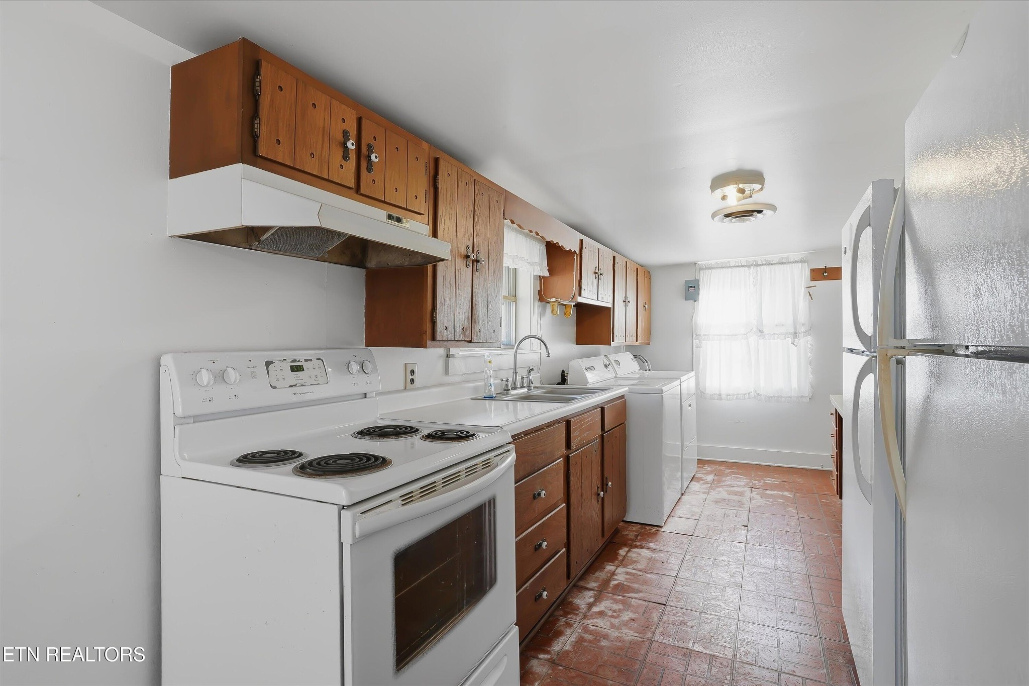 7809 Wood Road Corryton, TN 37721 - Photo 16 of 51 a kitchen with stainless steel appliances a stove a refrigerator and a sink