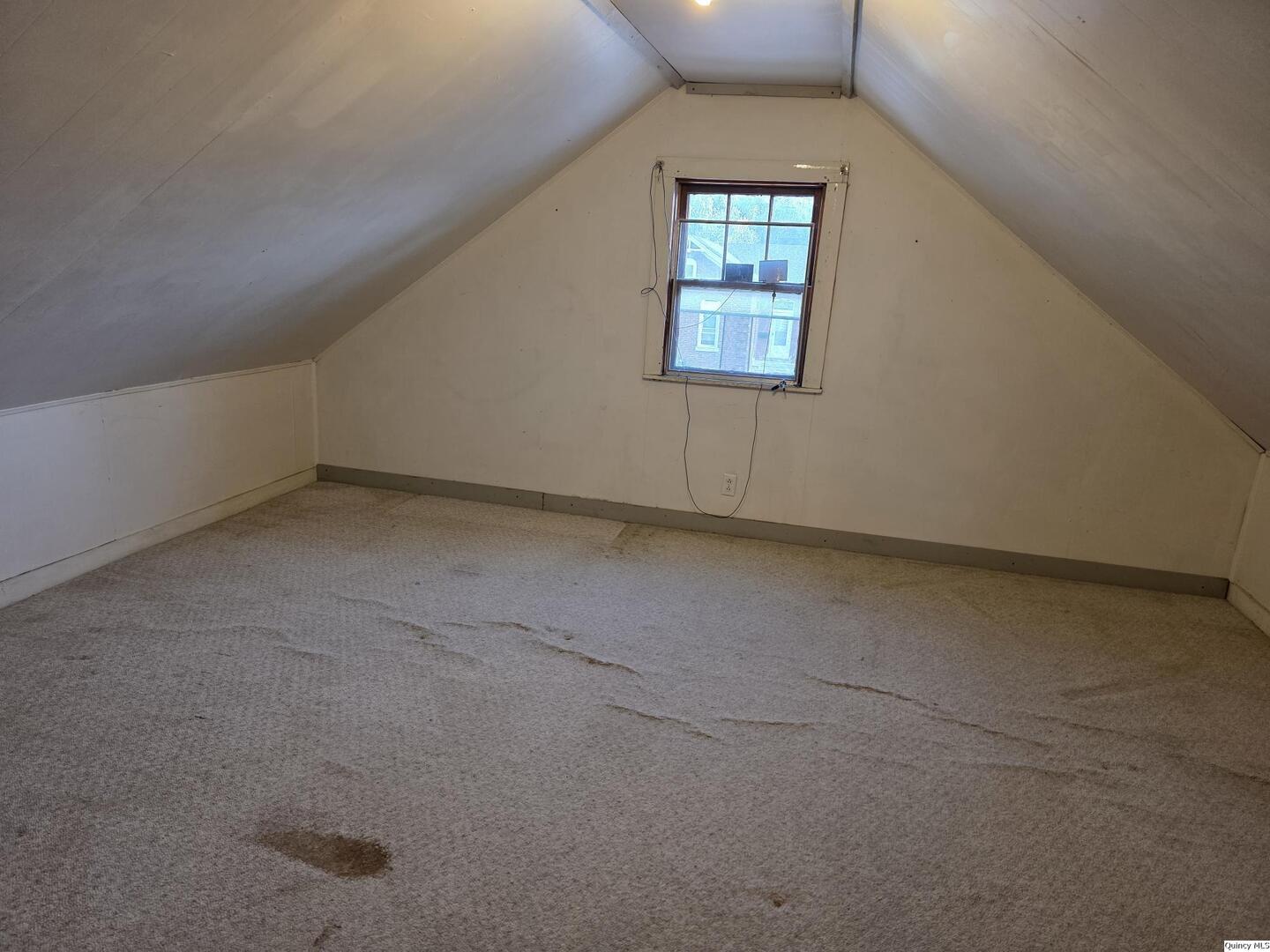 1219 Lind Street Quincy, IL 62301 - Photo 9 of 11 an empty room with windows