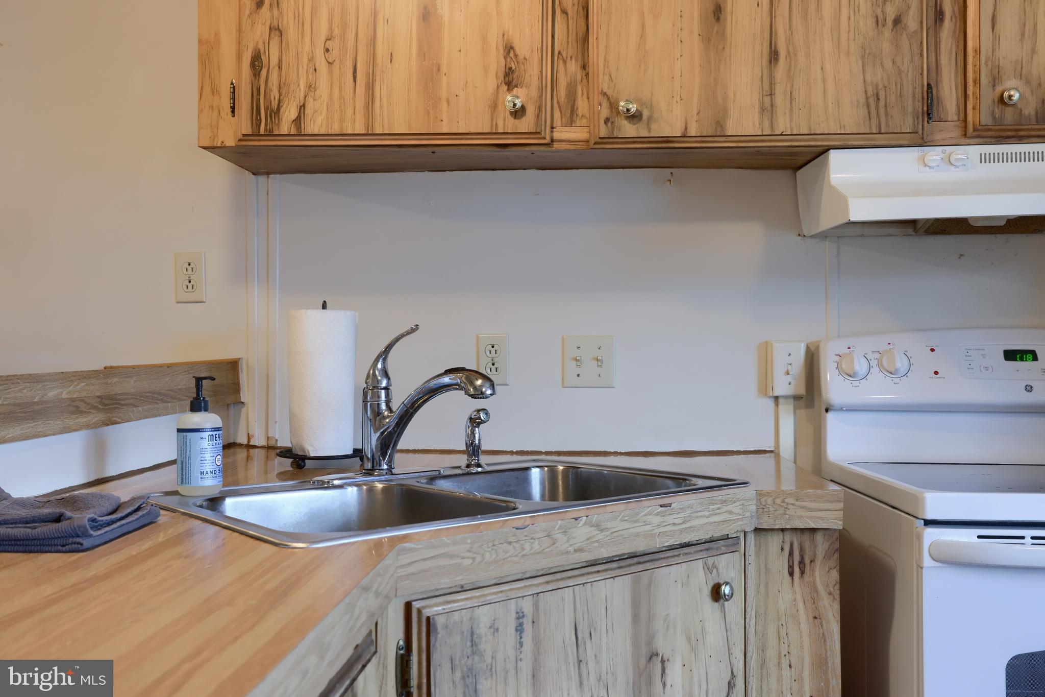 123 Ridgewood Manor Manheim, PA 17545 - Photo 8 of 25 a kitchen with stainless steel appliances granite countertop a sink and cabinets