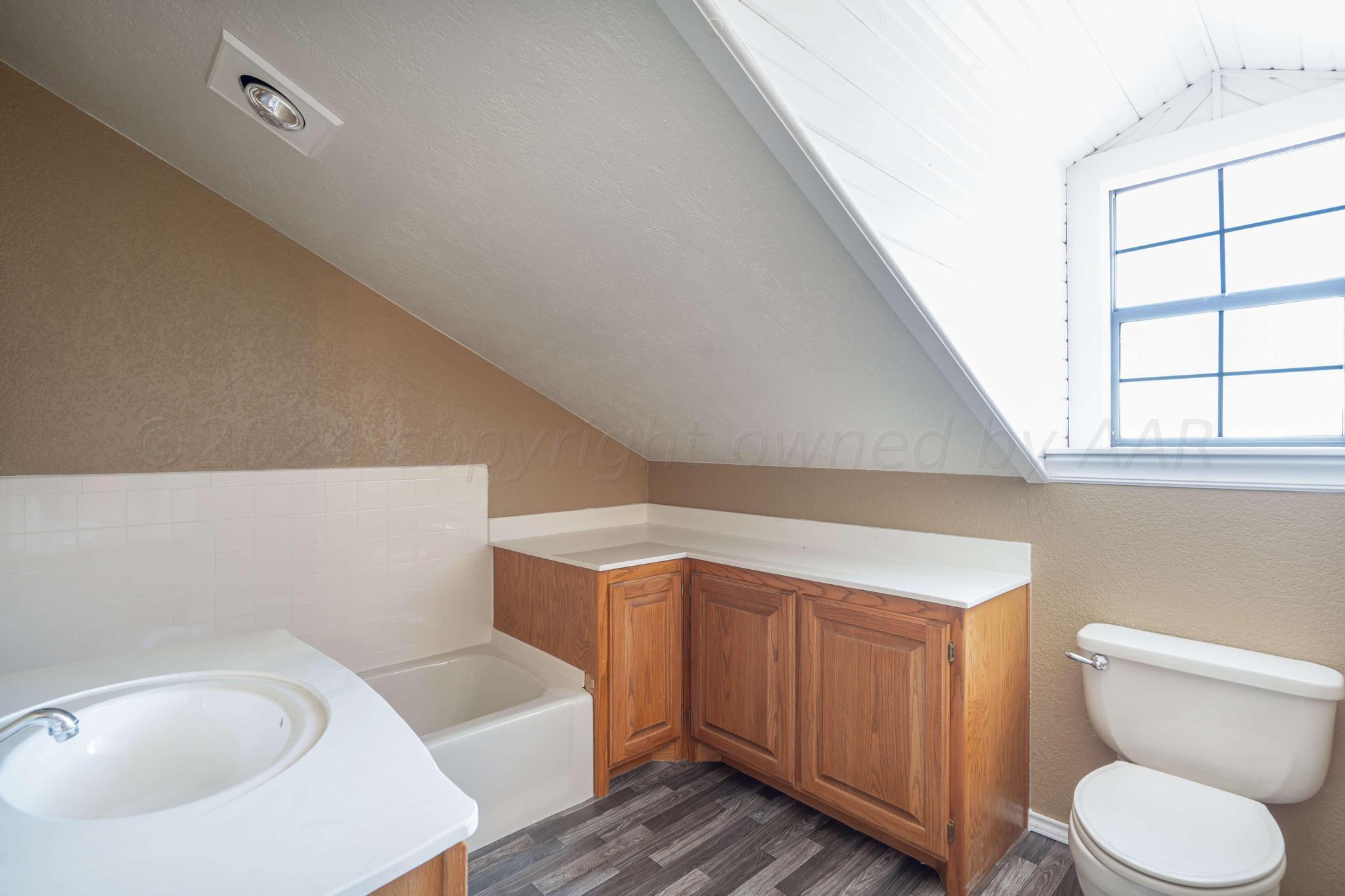 11601 East View Drive Amarillo, TX 79124 - Photo 18 of 20 a bathroom with a toilet a sink and bathtub