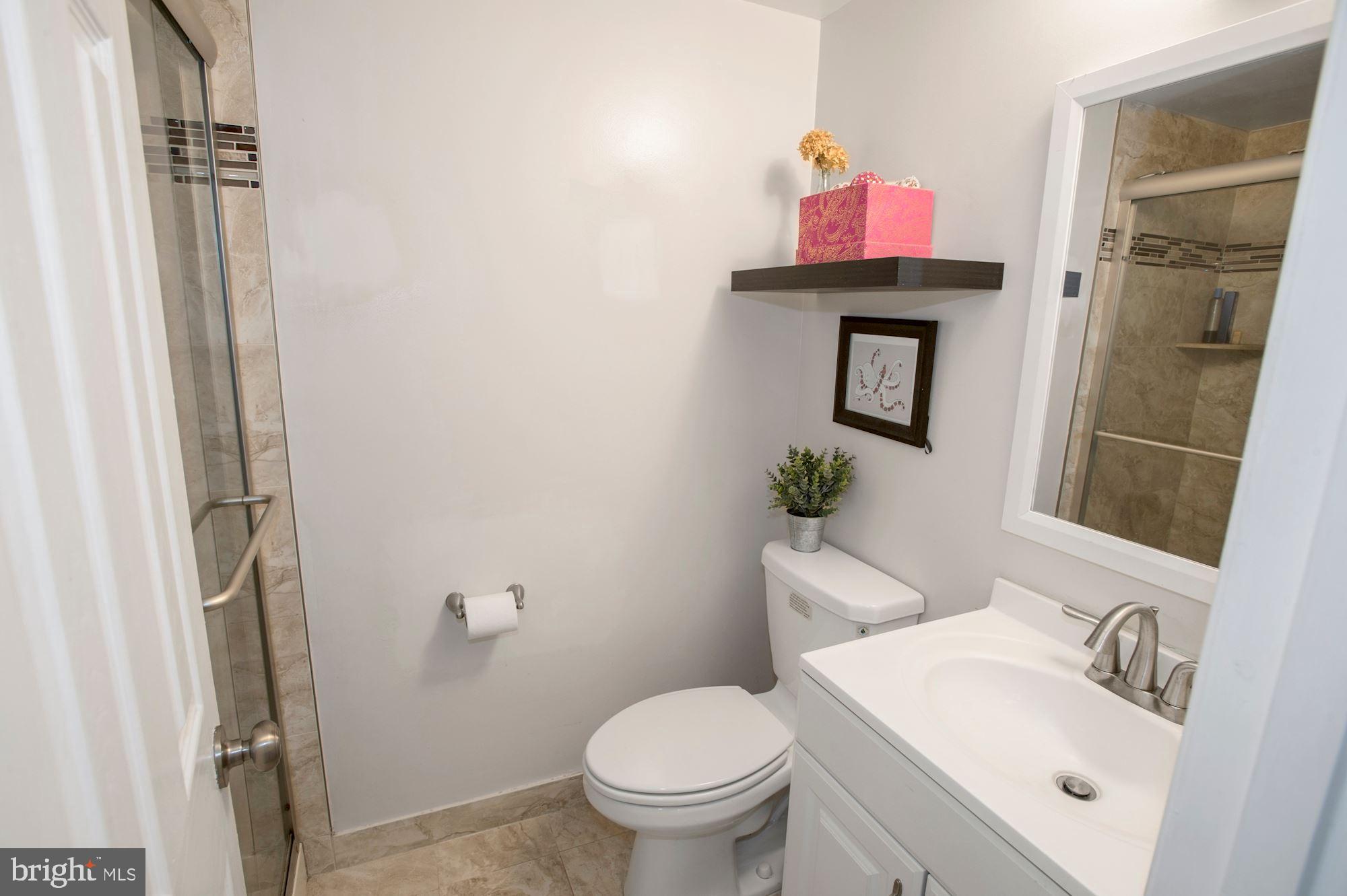 2228 Castle Rock Square, Unit 1B Reston, VA 20191 - Photo 13 of 21 M/Bath w/newer vanity & tile shower w/glass door
