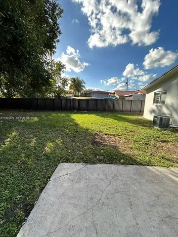 a view of a back yard