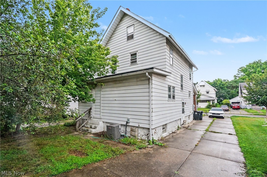 456 Delmar Avenue Akron, OH 44310 - Photo 2 of 27