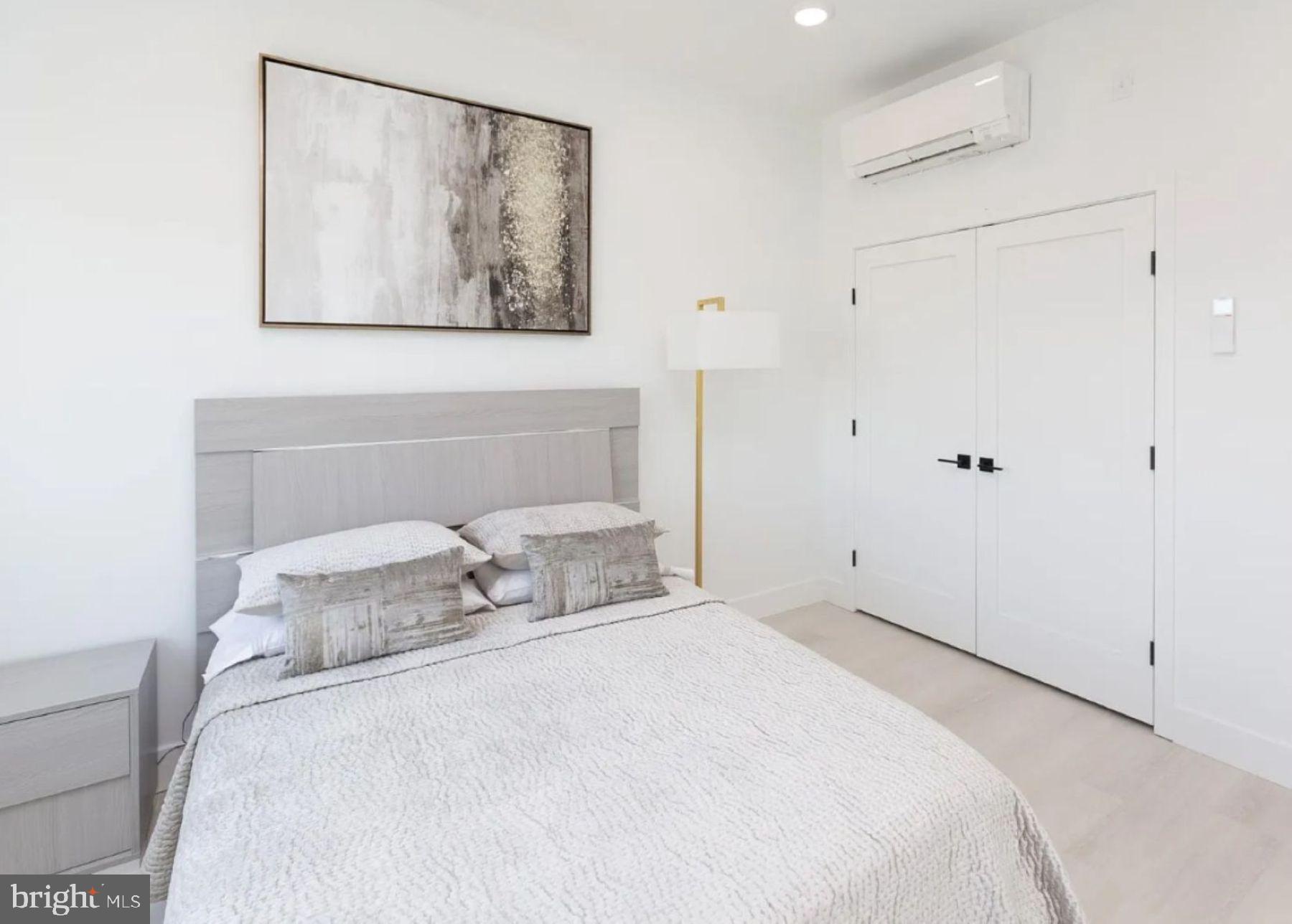 520 South Caroline Street, Unit 405 Baltimore, MD 21231 - Photo 6 of 18 a bedroom with a bed and painting on the wall