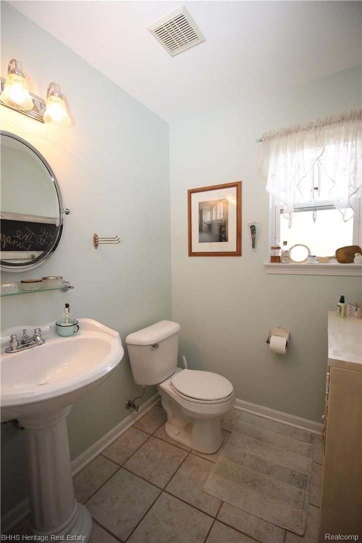 6345 Morrish Road Swartz Creek, MI 48473 - Photo 10 of 29 Main level half bath