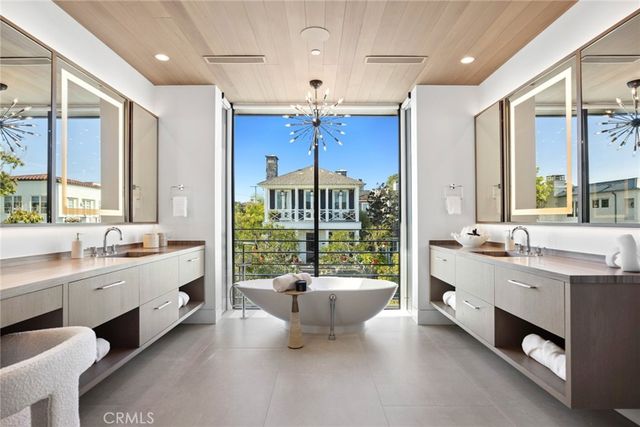 $10,500,000 | 304 Poppy Avenue, Corona del Mar, CA 92625