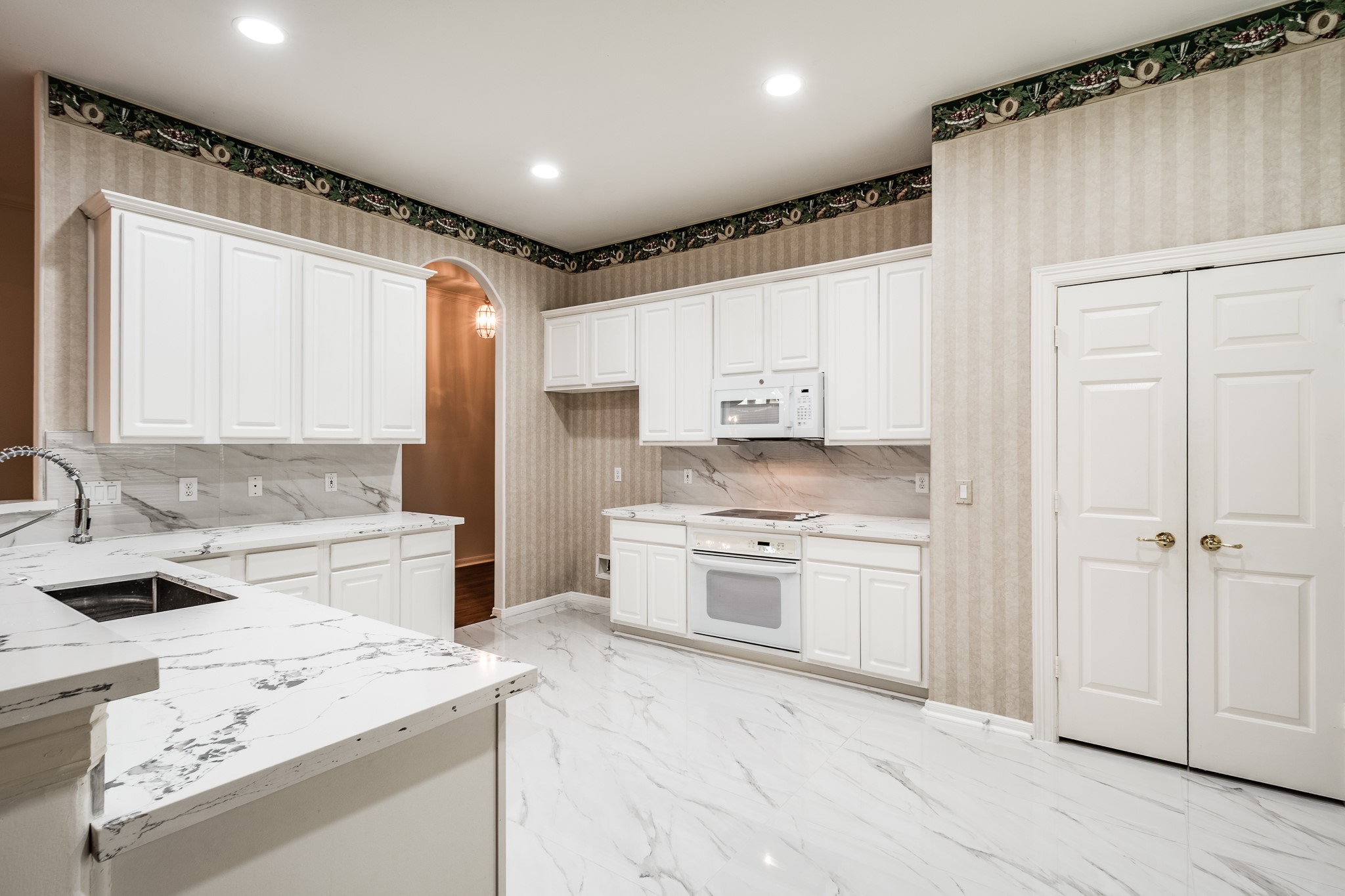43 North Belfair Place Spring, TX 77382 - Photo 14 of 36 a kitchen with a sink stove and refrigerator