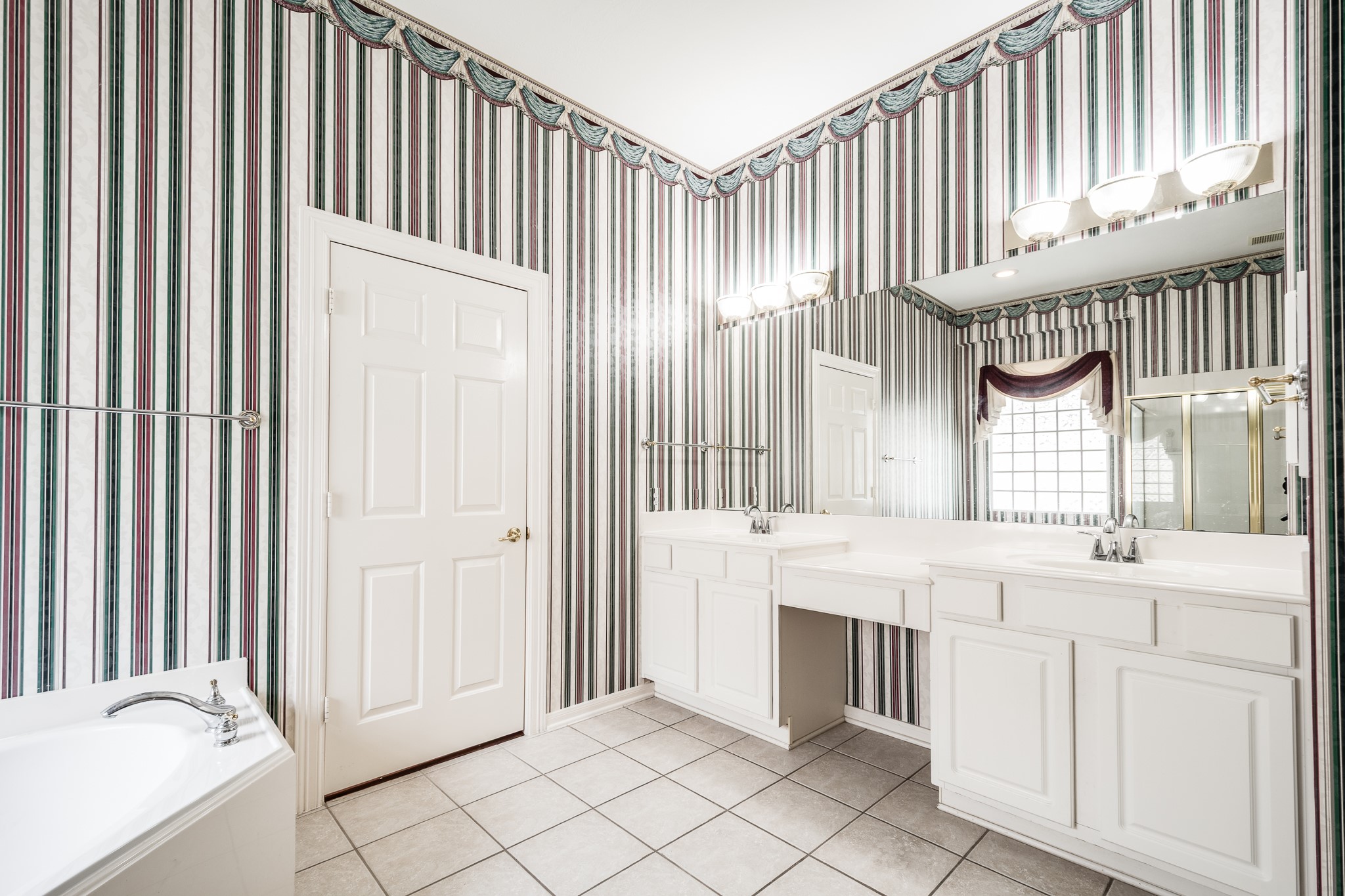 43 North Belfair Place Spring, TX 77382 - Photo 21 of 36 a bathroom with a sink a mirror and a bathtub