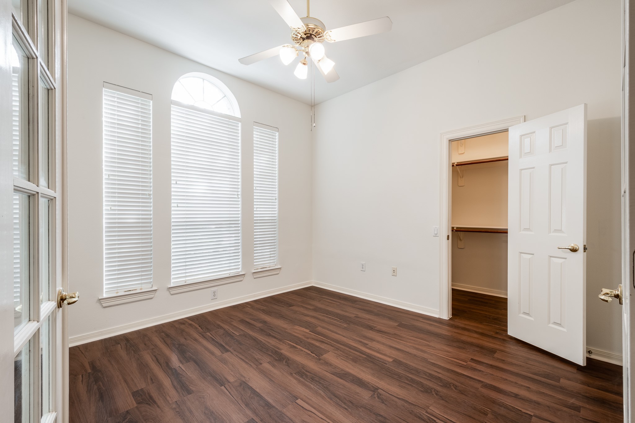 43 North Belfair Place Spring, TX 77382 - Photo 6 of 36 an empty room with wooden floor cabinet and windows
